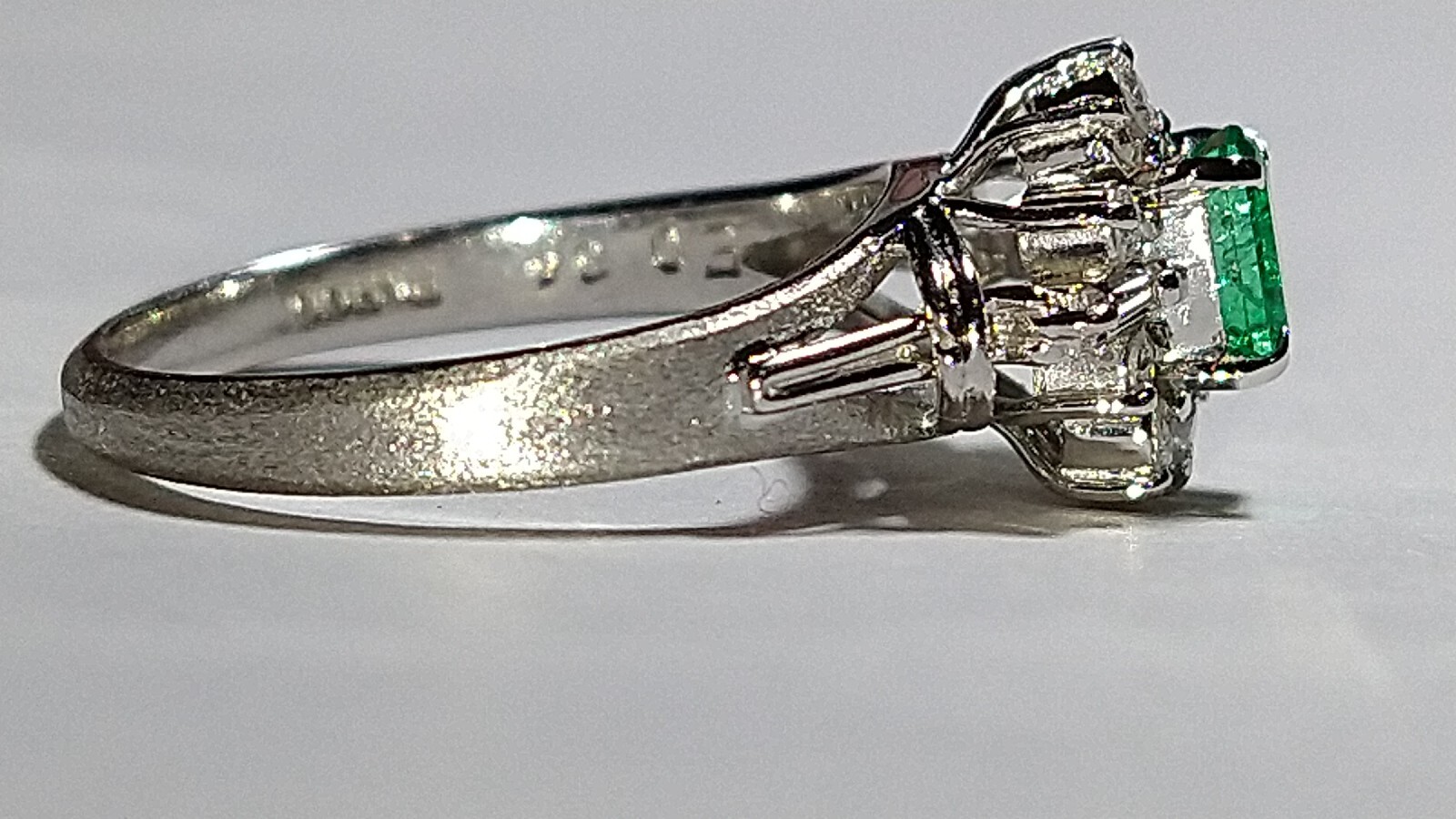 Solid platinum 0.57 carat natural emerald diamond ring 4.05 grams sz 4.75 pt900