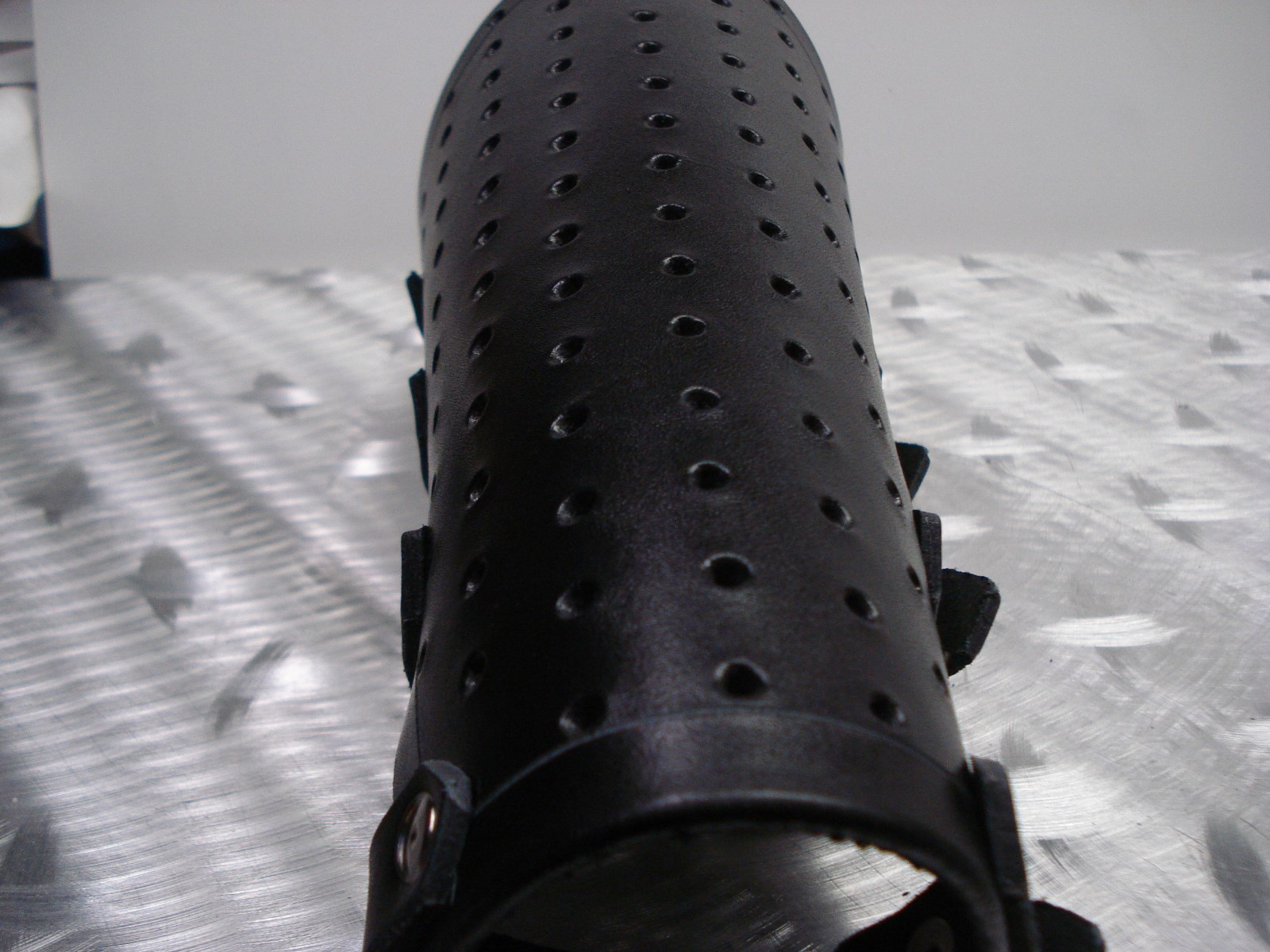 LEATHER PRE-PUNCHED UNISEX LEATHER GAUNTLET.BLACK METAL.(MDLUG0347)……FINLAND