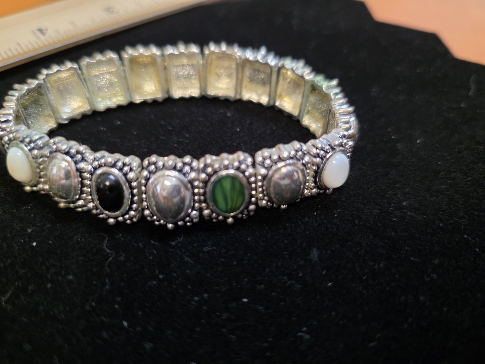 BEAUTIFUL SILVER BLACK GREEN ‘CABOCHON’ STRETCH BRACELET