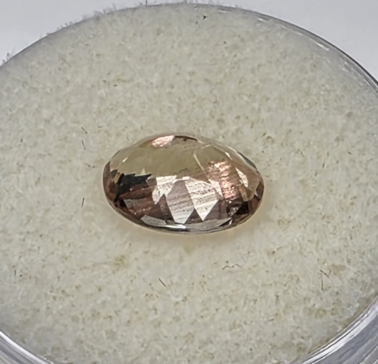 1.83 ct Oregon Sunstone –Oval Cut – Champagne with copper schiller