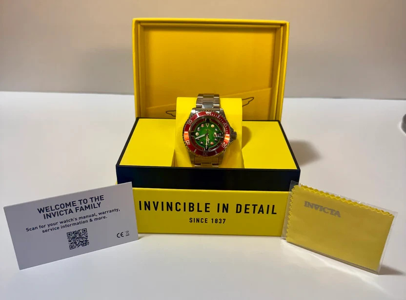Invicta Pro Diver House of Cards 50523 Men 40mm SS Case Band Green Red Dial 200M