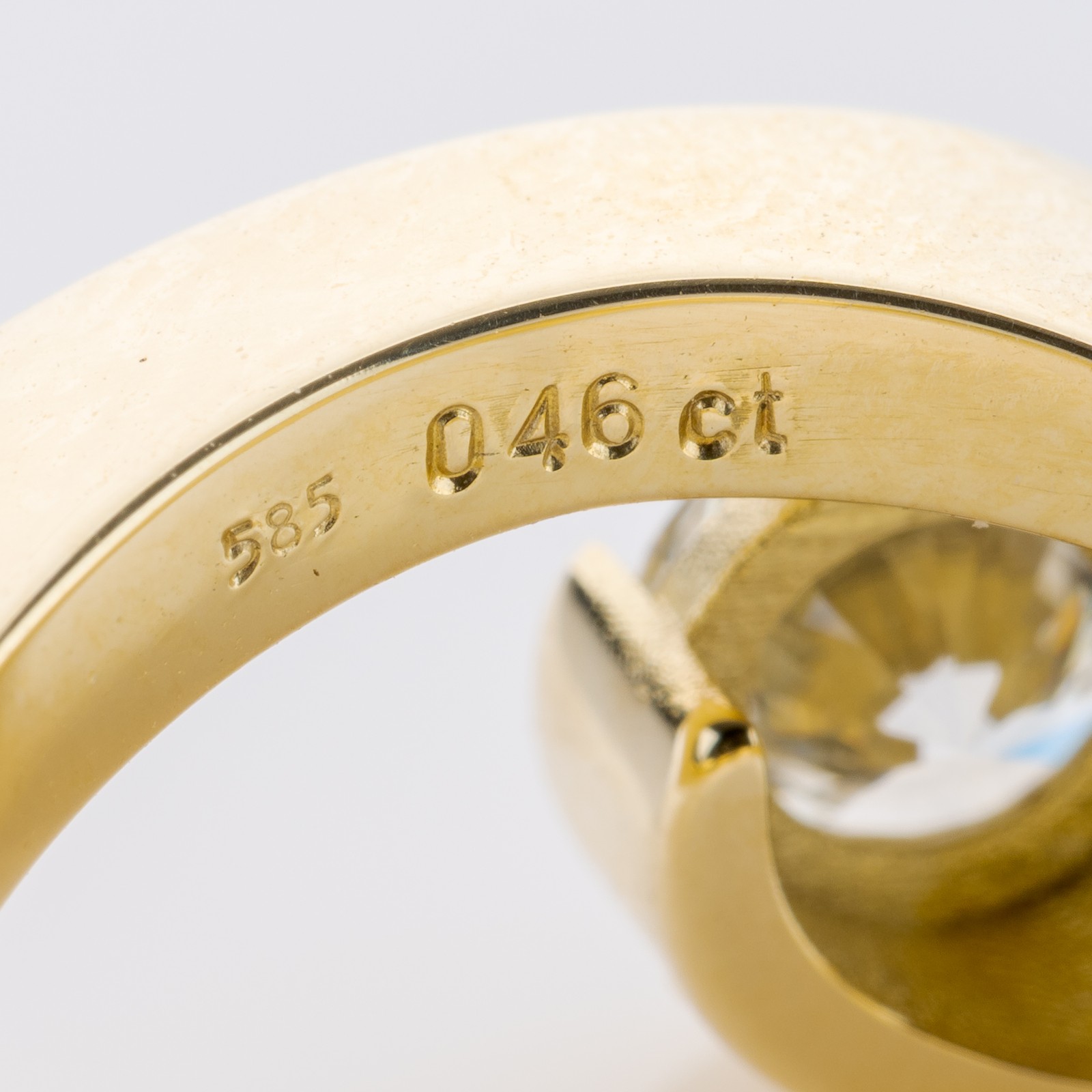 Ring in 585 gold with a 0.46ct diamond