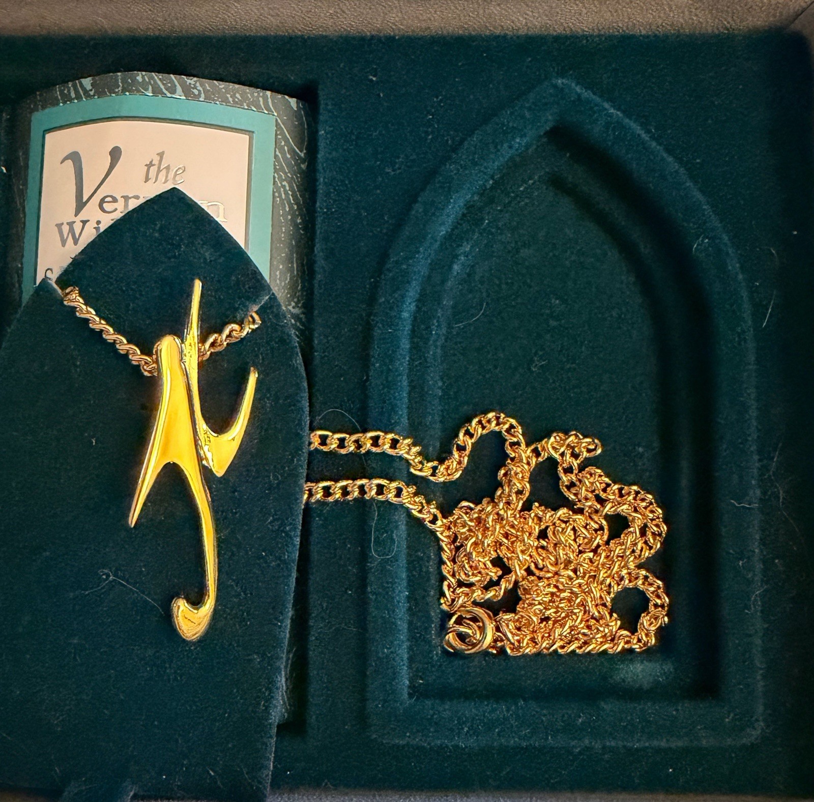 Vintage 1997 Vernon Wilson The Victory JC Christian Necklace Boxed Roman Inc