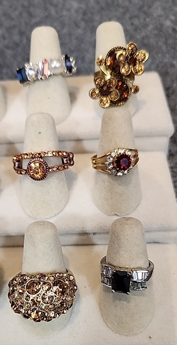 Jewelry 18 Rhinestone Rings Adjustable Sized Stretch Multi-Colored Bands Lot#262