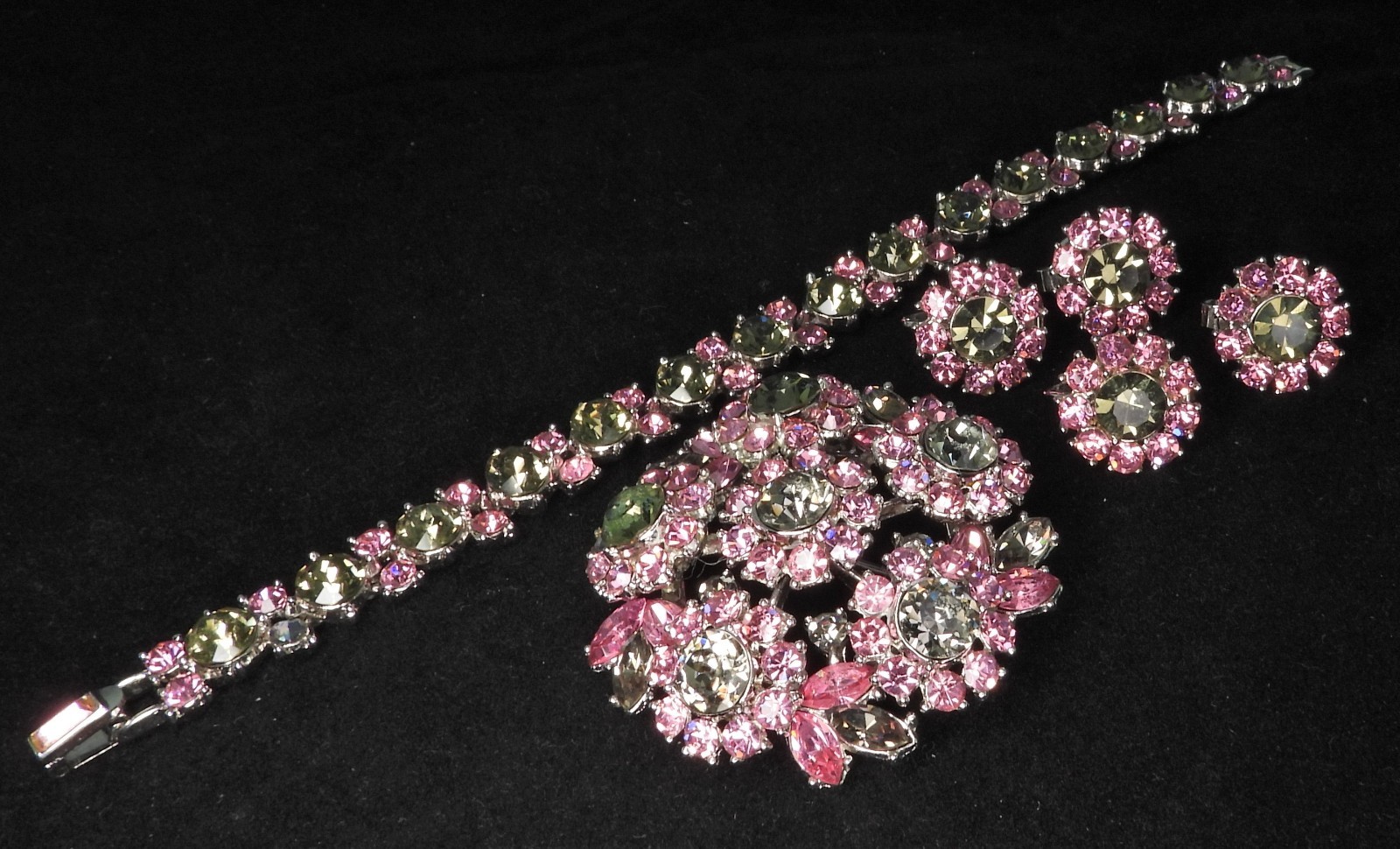 Crown TRIFARI Early 1960s Pink & Gray RS Flower Brooch, Bracelet, Earrings Set