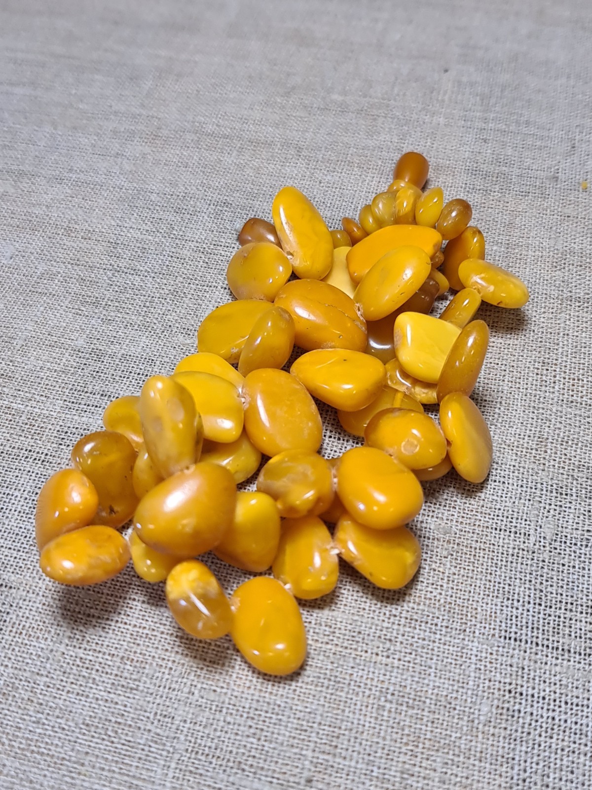 Amber old antique, egg yolk. Necklace, beads 60 grams . Women’s vintage jewelry.