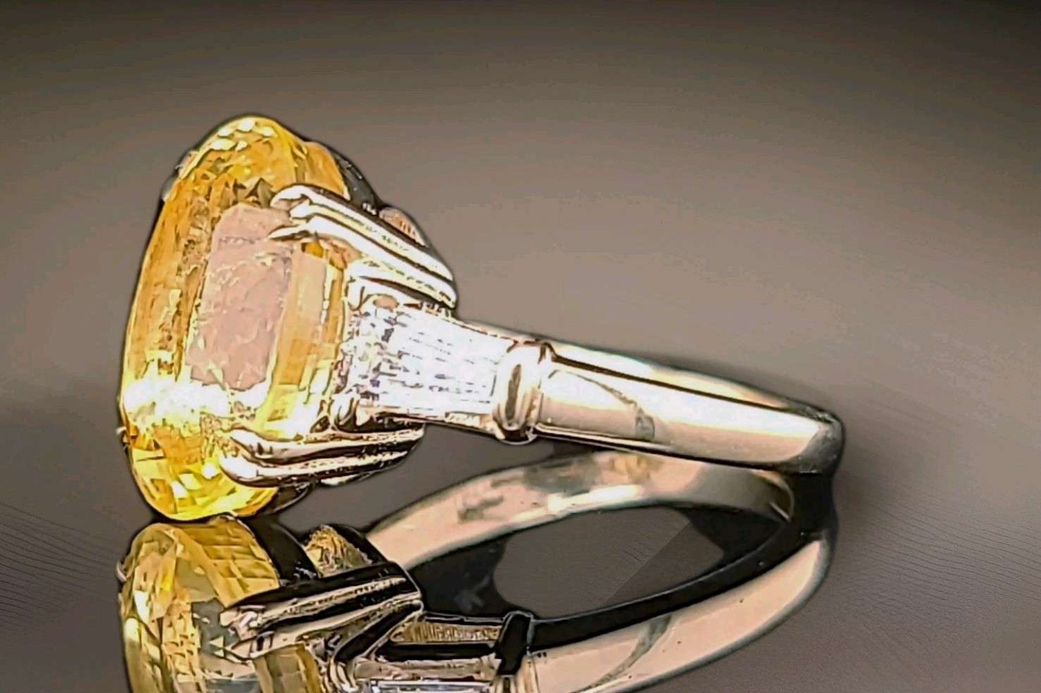 Vintage 14k Yellow gold Engagement ring 11.70ct Natural Oval Yellow Sapphire GIA