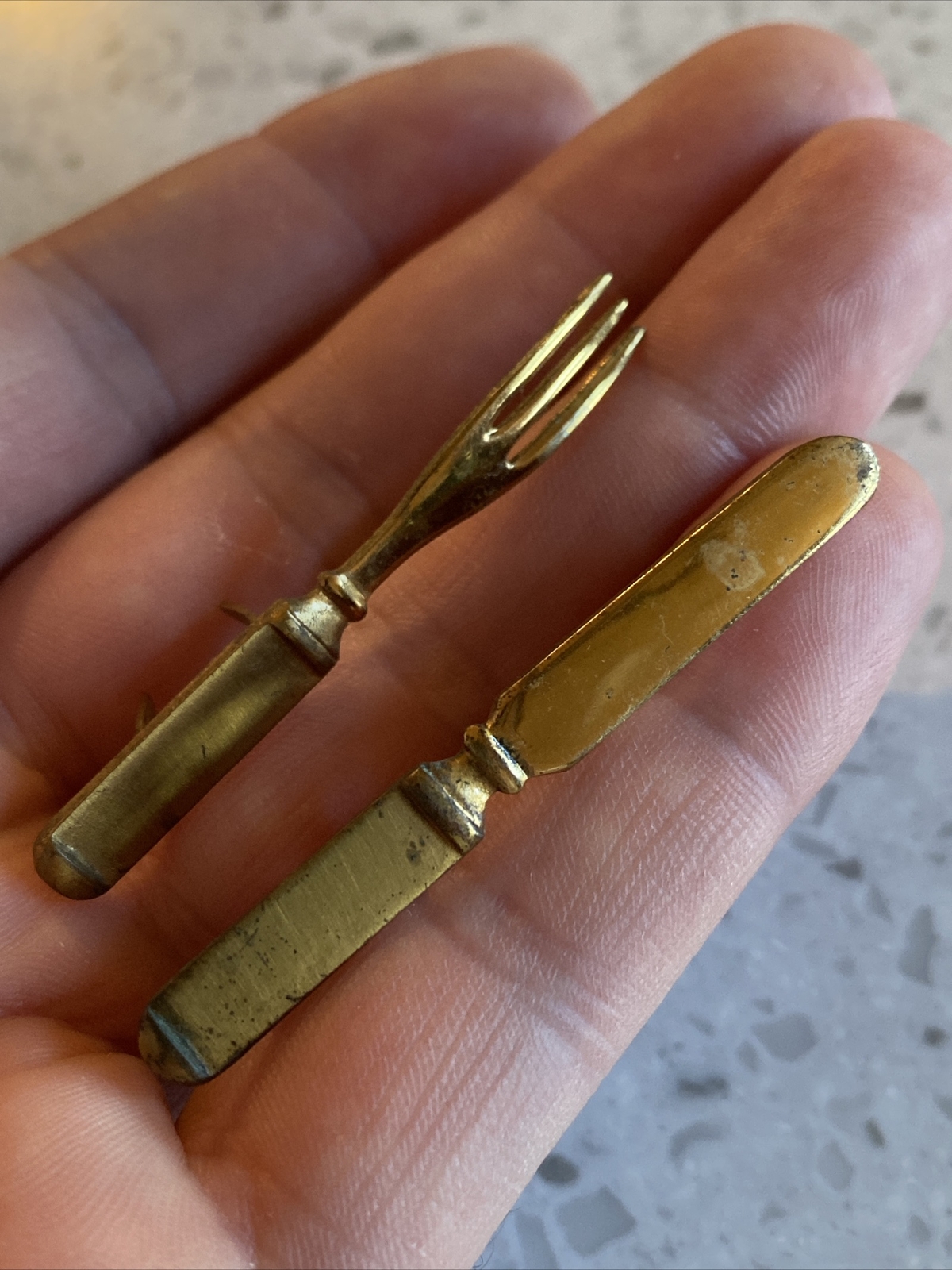 Dinner Knife & Fork Hat Lapel Pin Gold Toned Chef Cook Kitchen Waiter Waitress