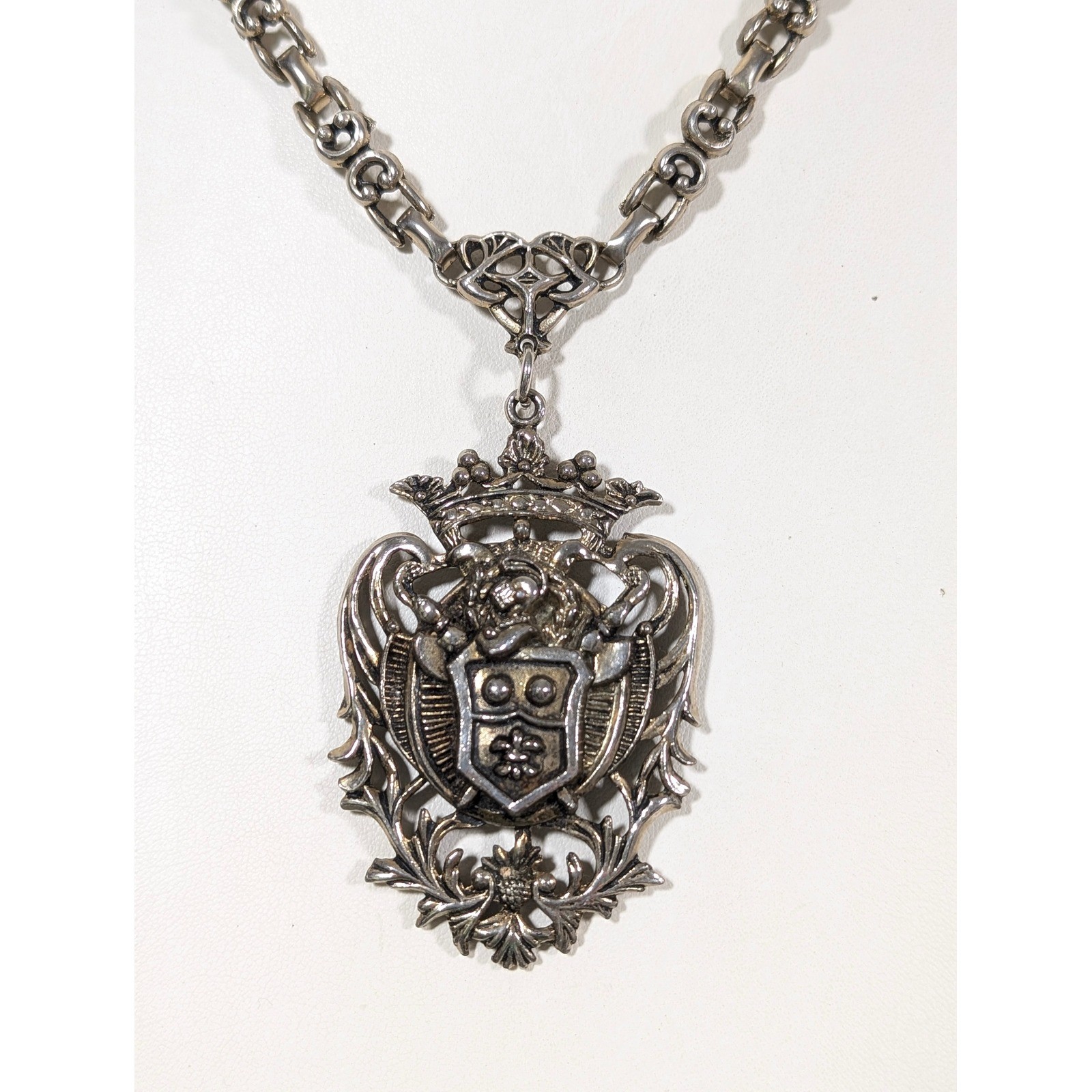 Vintage Heraldic Crest Pendant Necklace Antiqued Gold Tone Coat of Arms 18.5″