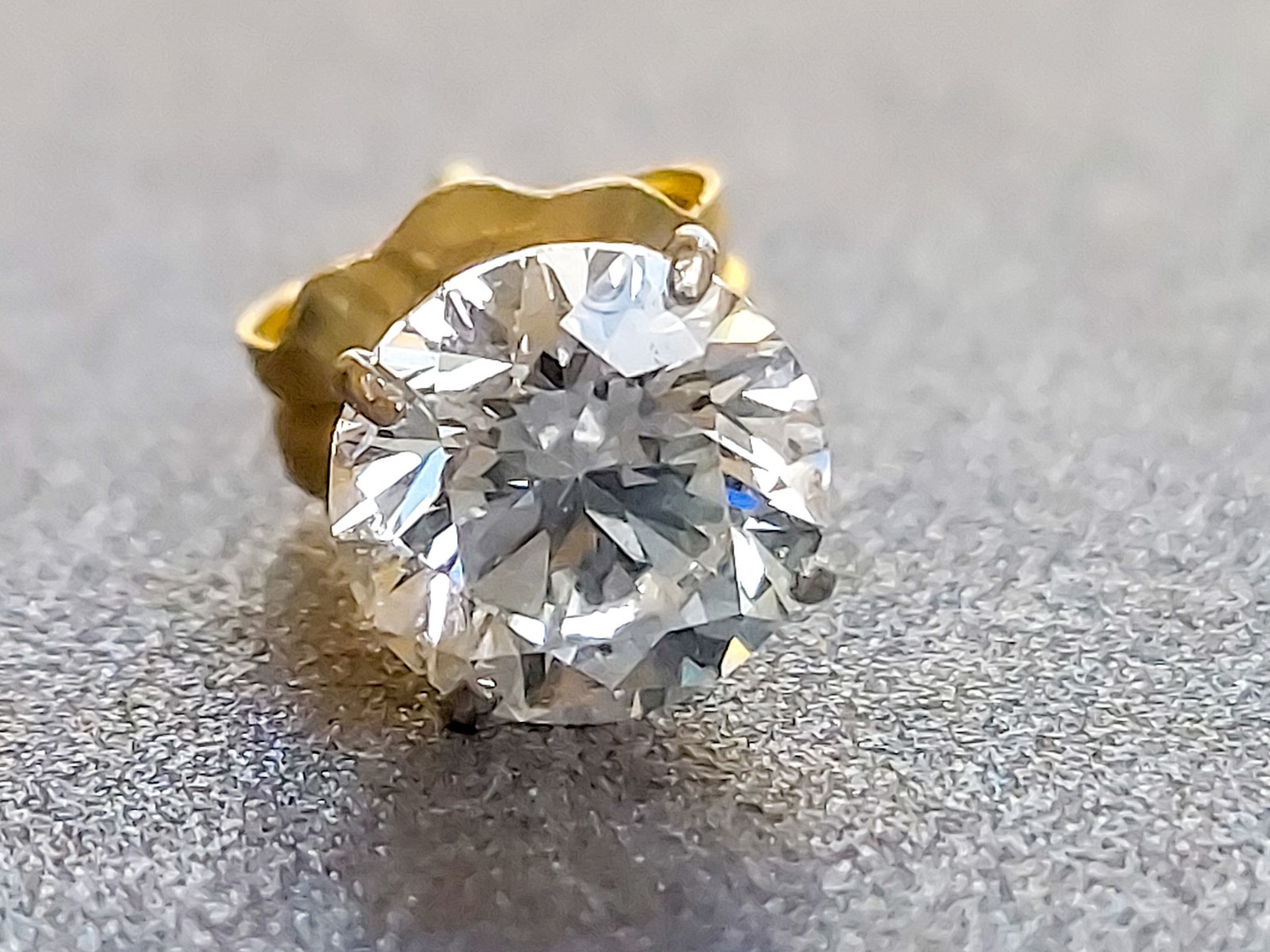 Classic 0.46ct Single Diamond Stud Earring in 14k Gold , Brilliant cut diamond