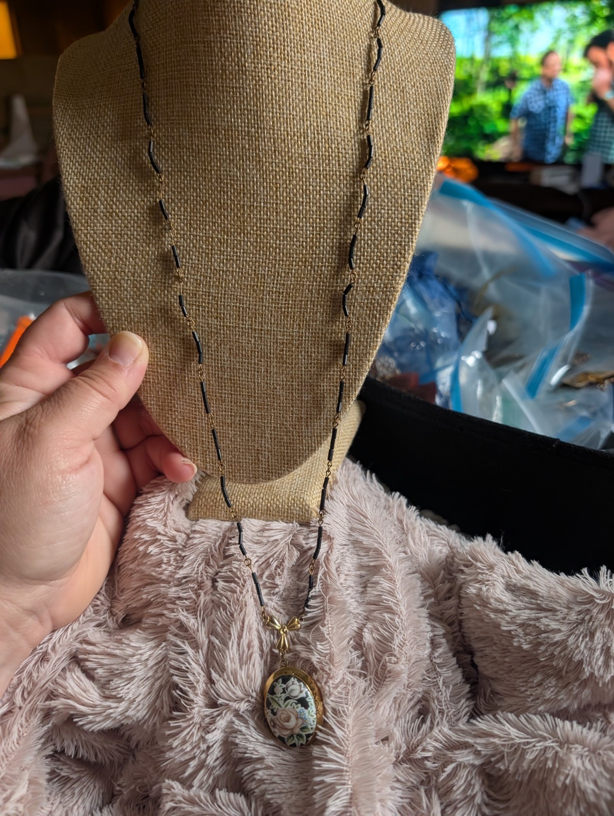 Vtg 1928 Jewelry Co Floral Locket Necklace Long 30″ Black Rose Bead