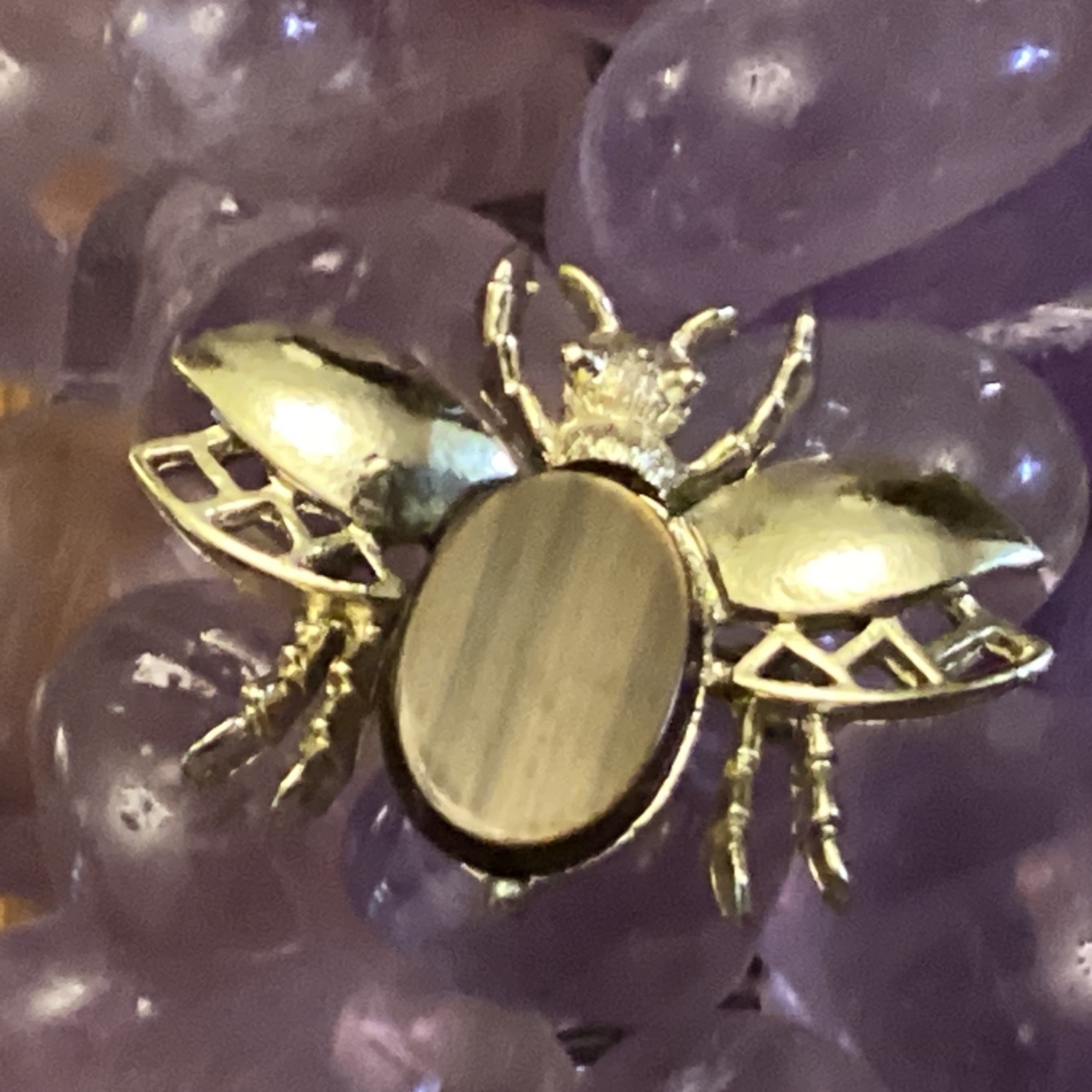 Vintage Estate Goldtone & Wood Grain Design Flat Cab Bead Bee Brooch