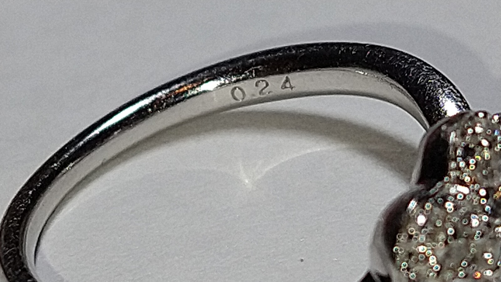 Solid 18k white gold (nickel-free) 0.24 ct natural diamond ring 2.96 gms sz 5