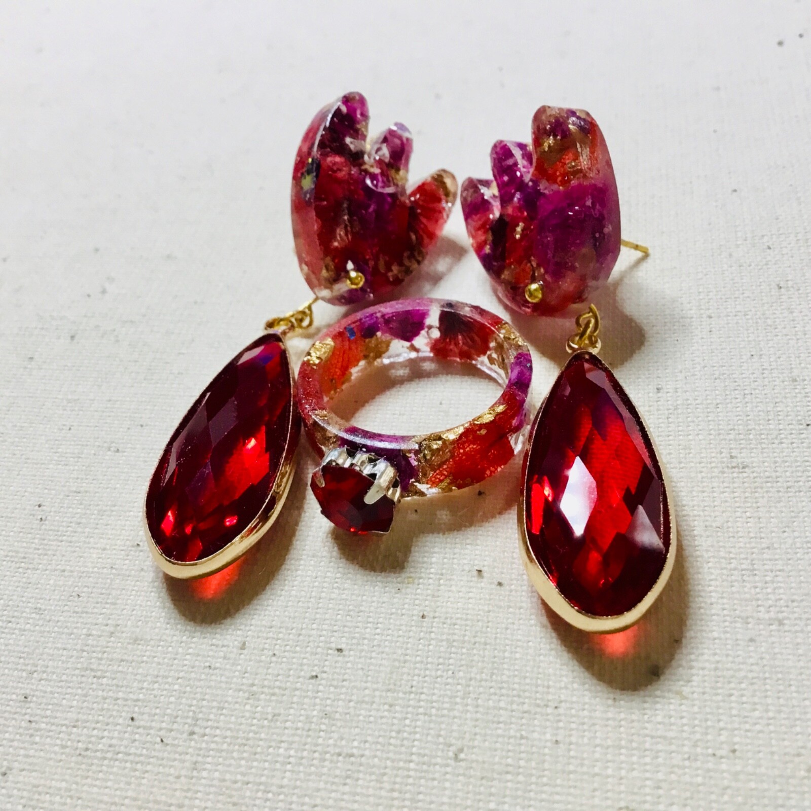 Crimson Garden Jewelry Set – Real Red Hortensias Ring & Drop Earrings in Resin