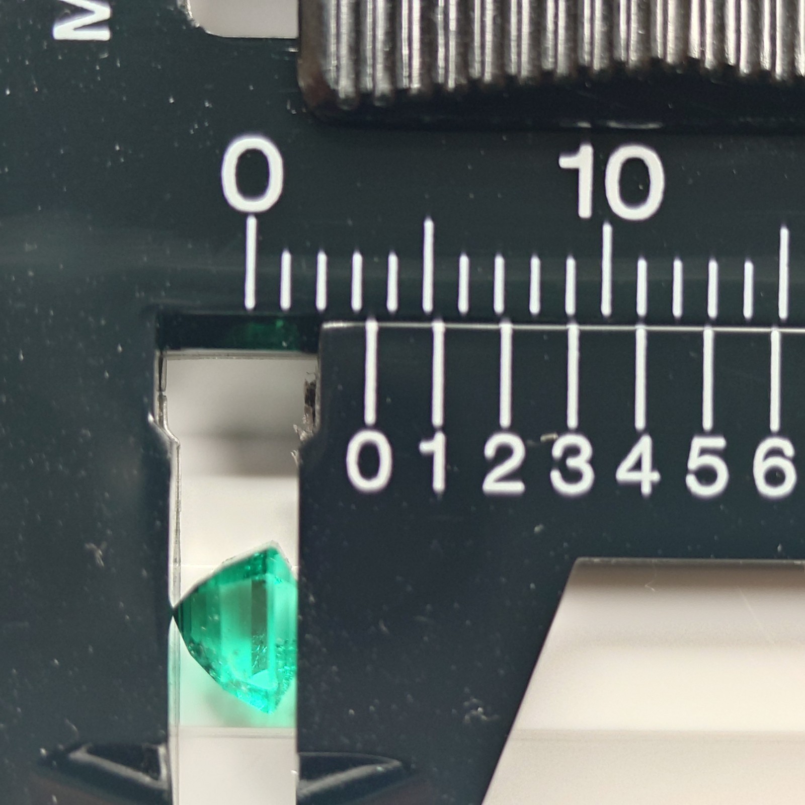 Natural Emerald 0.59 ct, approx. 4.8mm x 4.7mm x 3.4mm, Jewelry Removal e0012