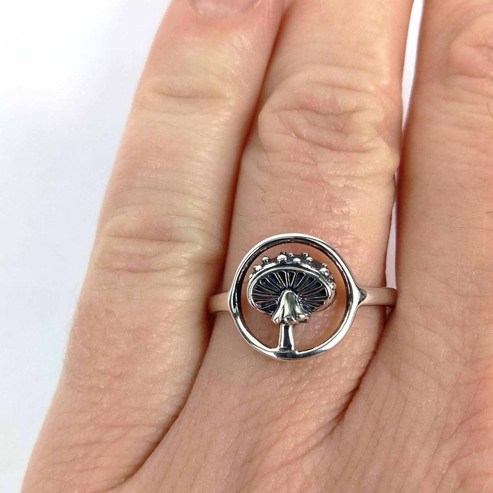 FashionJunkie4Life Sterling Silver Agaric Mushroom in a Circle Ring, Sizes 5-9