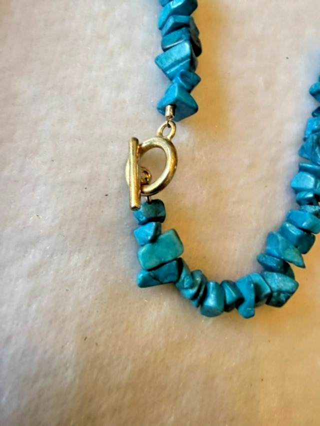 Vintage Blue Dyed Howlite Magnesite Chip Stone Necklace 19″ Gold Tone Clasp