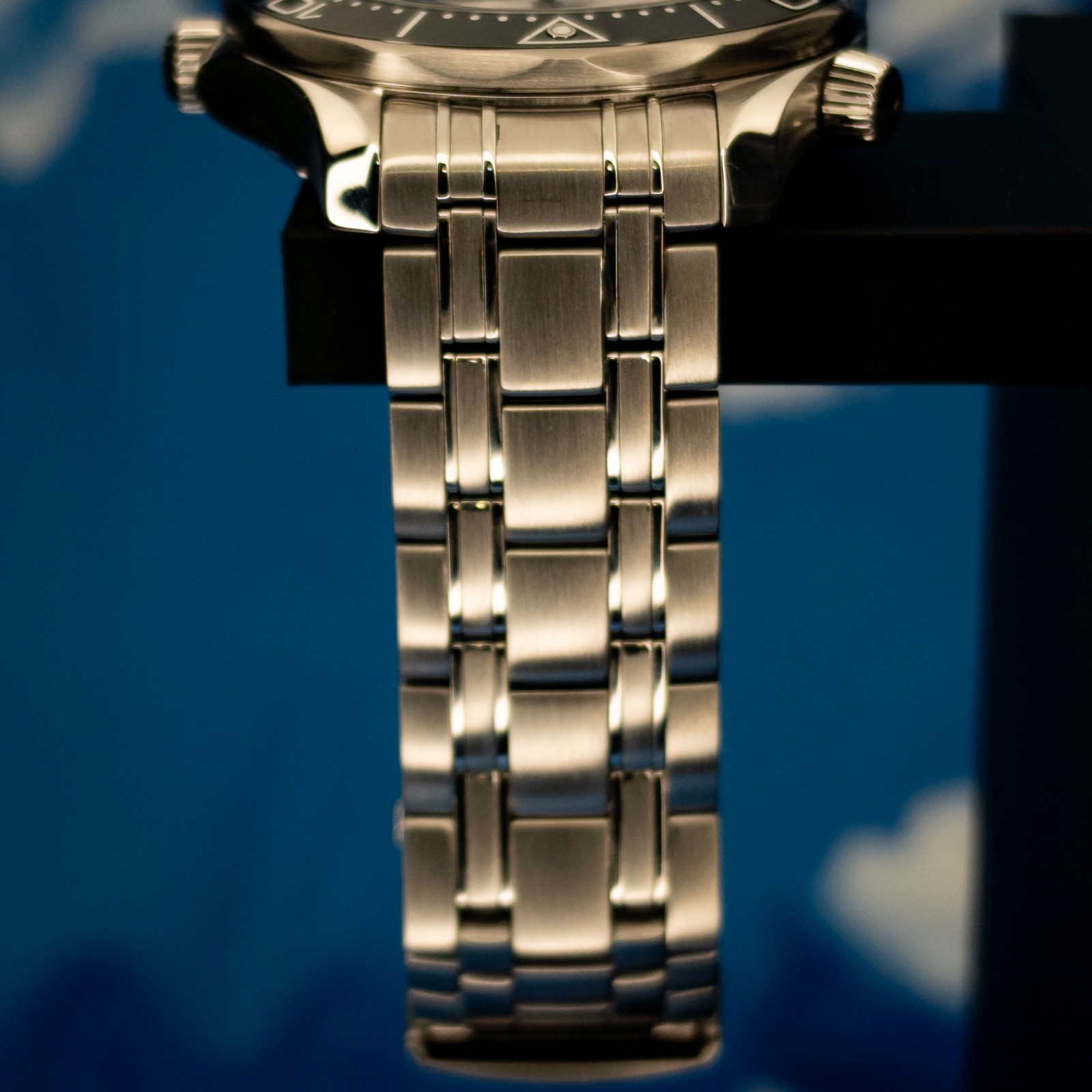 2025 Omega Seamaster Diver 300M 42mm White Wave 210.30.42.20.04.001 Box & Papers
