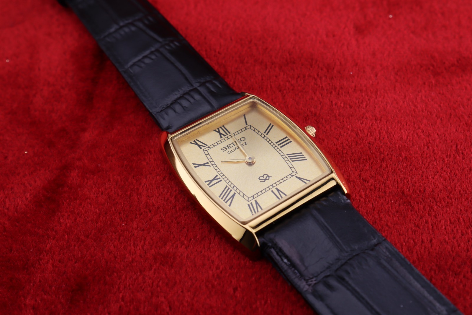 Vintage Men Seiko quartz Barrel-Tank Golden Dial ,Black leather Dress Watch