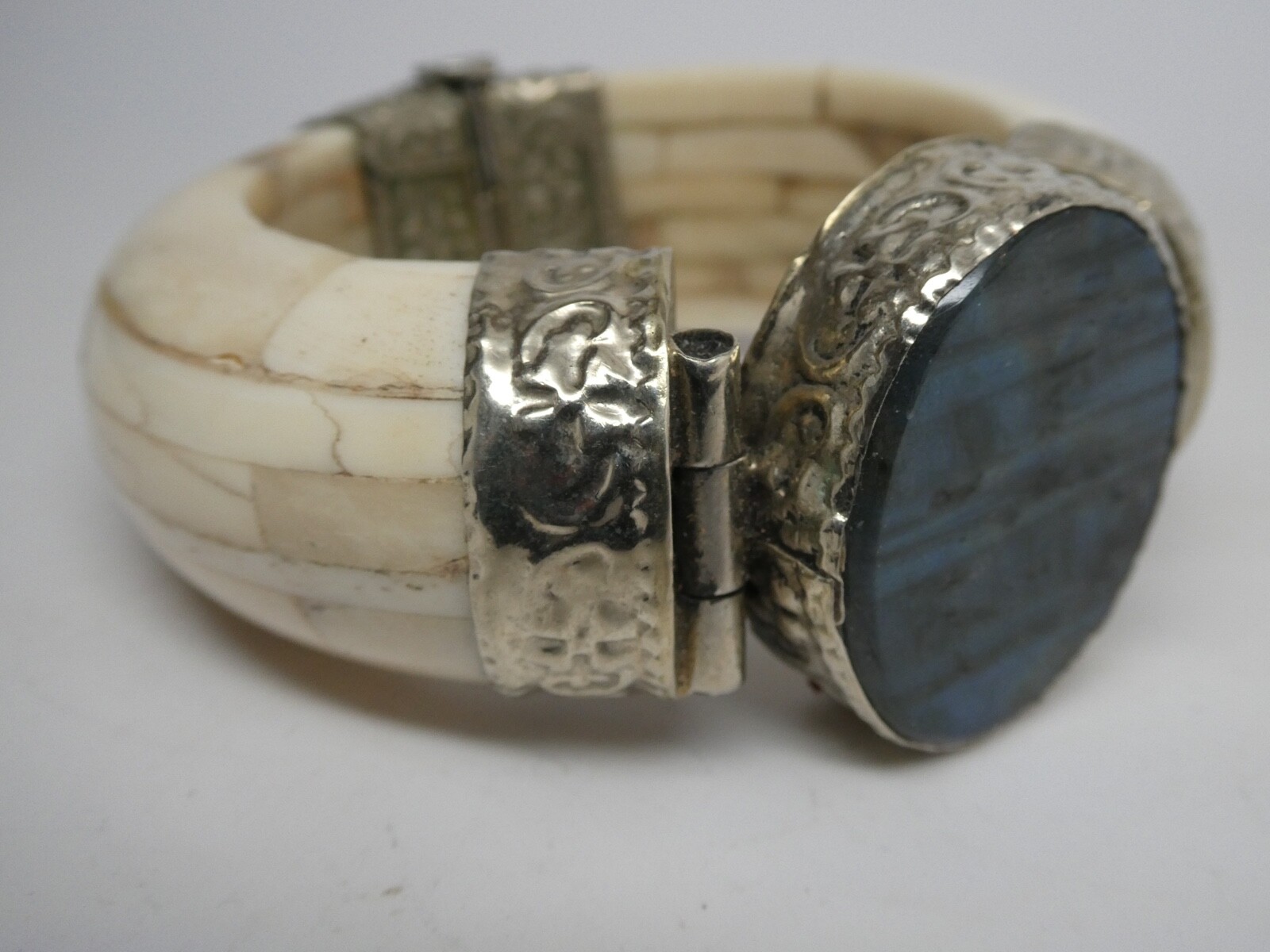 Vintage Water Buffalo Bone Labradorite Gemstone Hinged SP Bracelet Sz. 6.5″