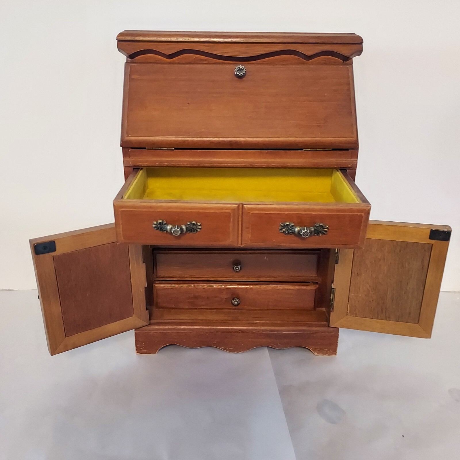 Retro Early American Look Tabletop Jewelry Box Chest 5 Compartments Diamond Door