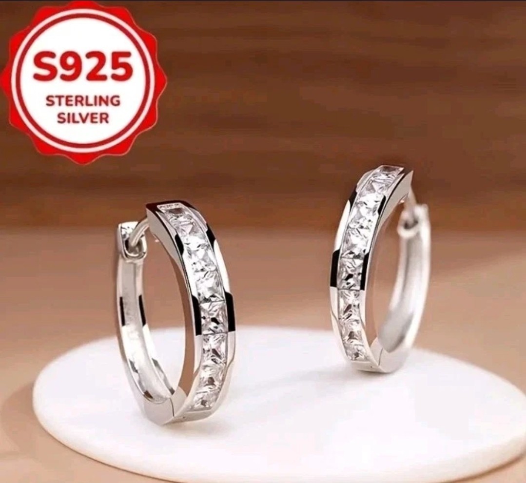 Channel-Set Hoop Huggie Earrings 1.2cm Shines and Blings Classic Luxury