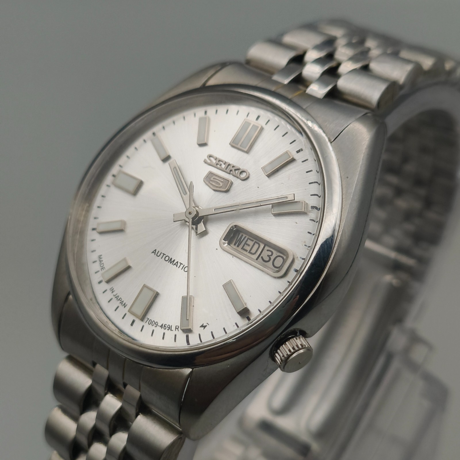 Vintage Seiko 5 Automatic 7009 Mens Watch White Dial 37 mm Day Date Japan Made