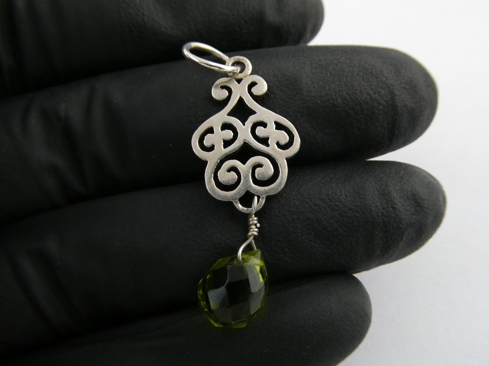Sterling Silver Faceted Green Glass Briolette Bead Charm Pendant 2.8g 1.5 Inches