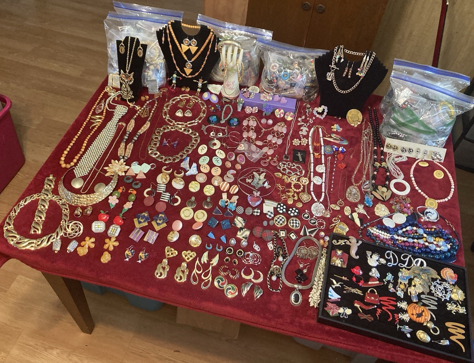 2,000 PCS Jewelry Rings Earrings Necklaces Bracelets Broches Pins $Maker$ Lot