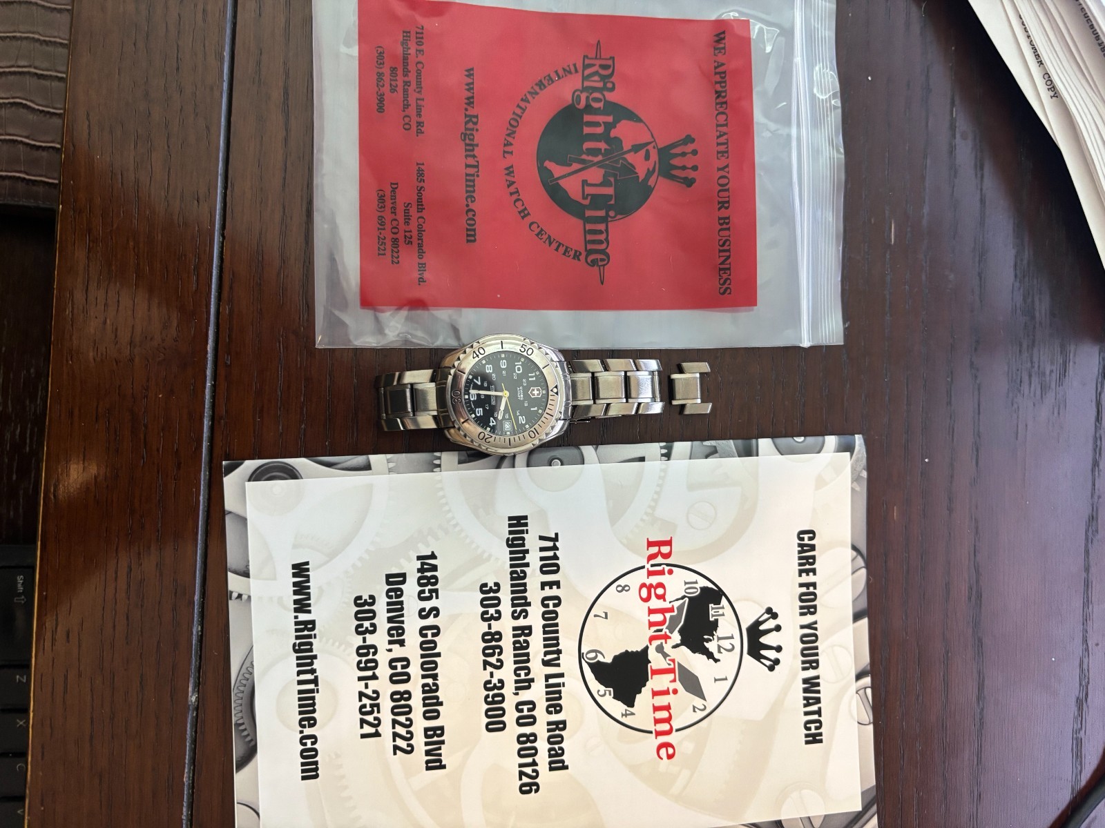 Men’s Swiss Army RB330 Model 24304 Titanium Dive Watch & Bracelet – Very Sharp!