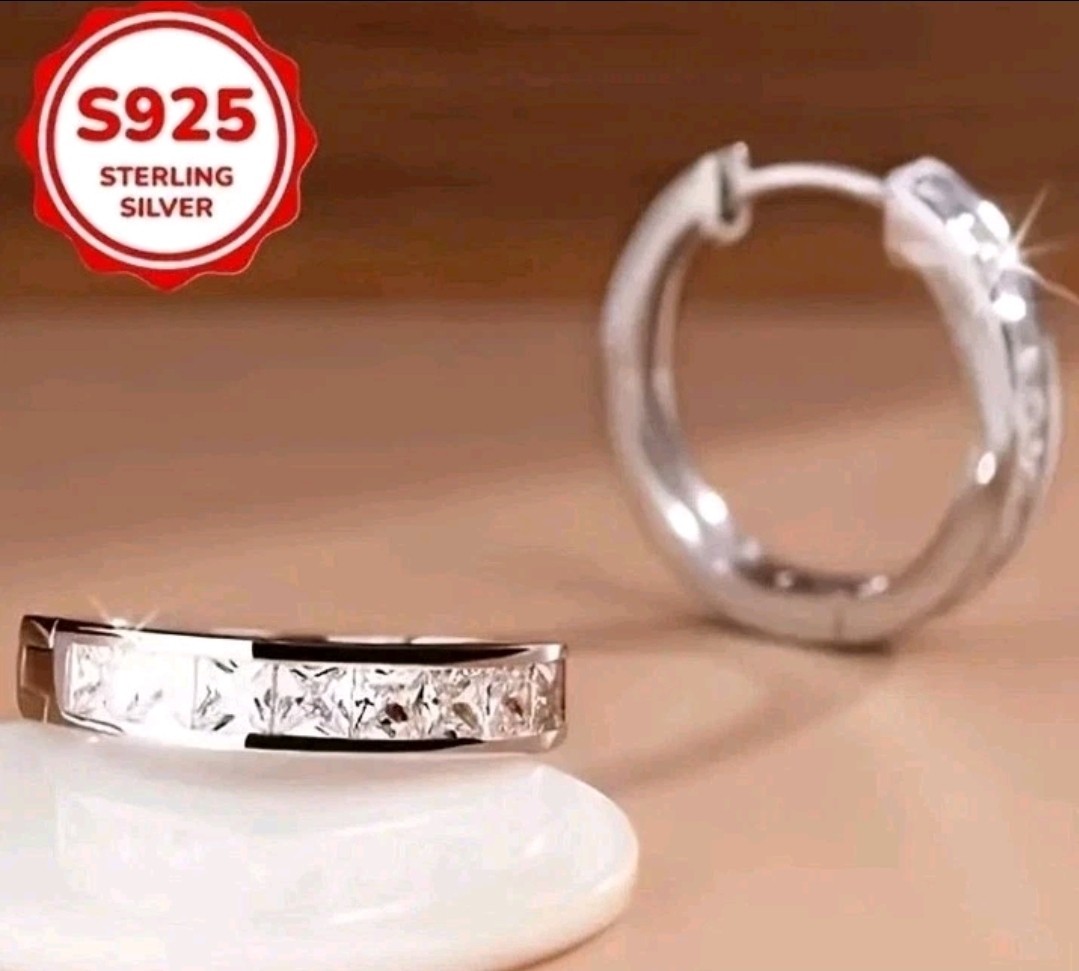 Channel-Set Hoop Huggie Earrings 1.2cm Shines and Blings Classic Luxury