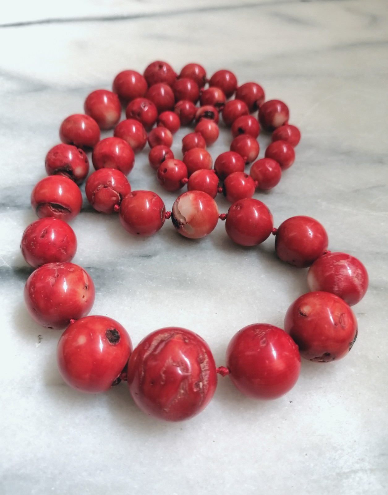 SPECTACULAR RED BAMBOO CORAL MAXI BALL CLIMBING NECKLACE, NEW.
