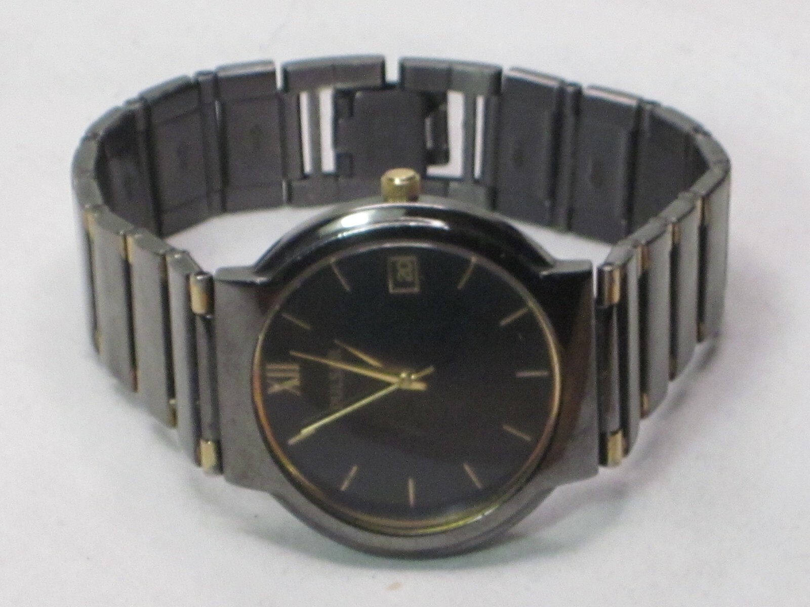 pre-owned PULSAR wristwatch date time VX42-X106 black w/ gold accent