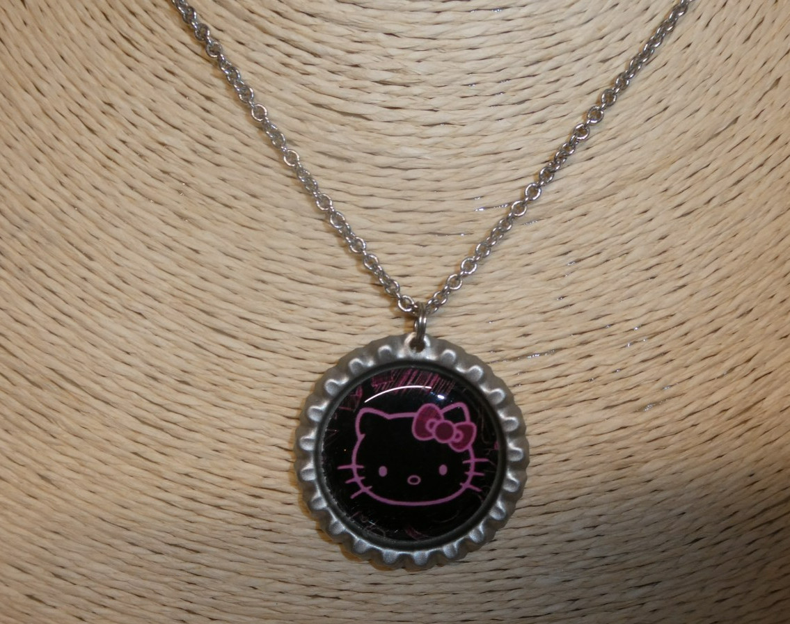 VTG Defunct Cookie Lee Hello Kitty Bottlecap Design Pendant 14″ Necklace Jewelry