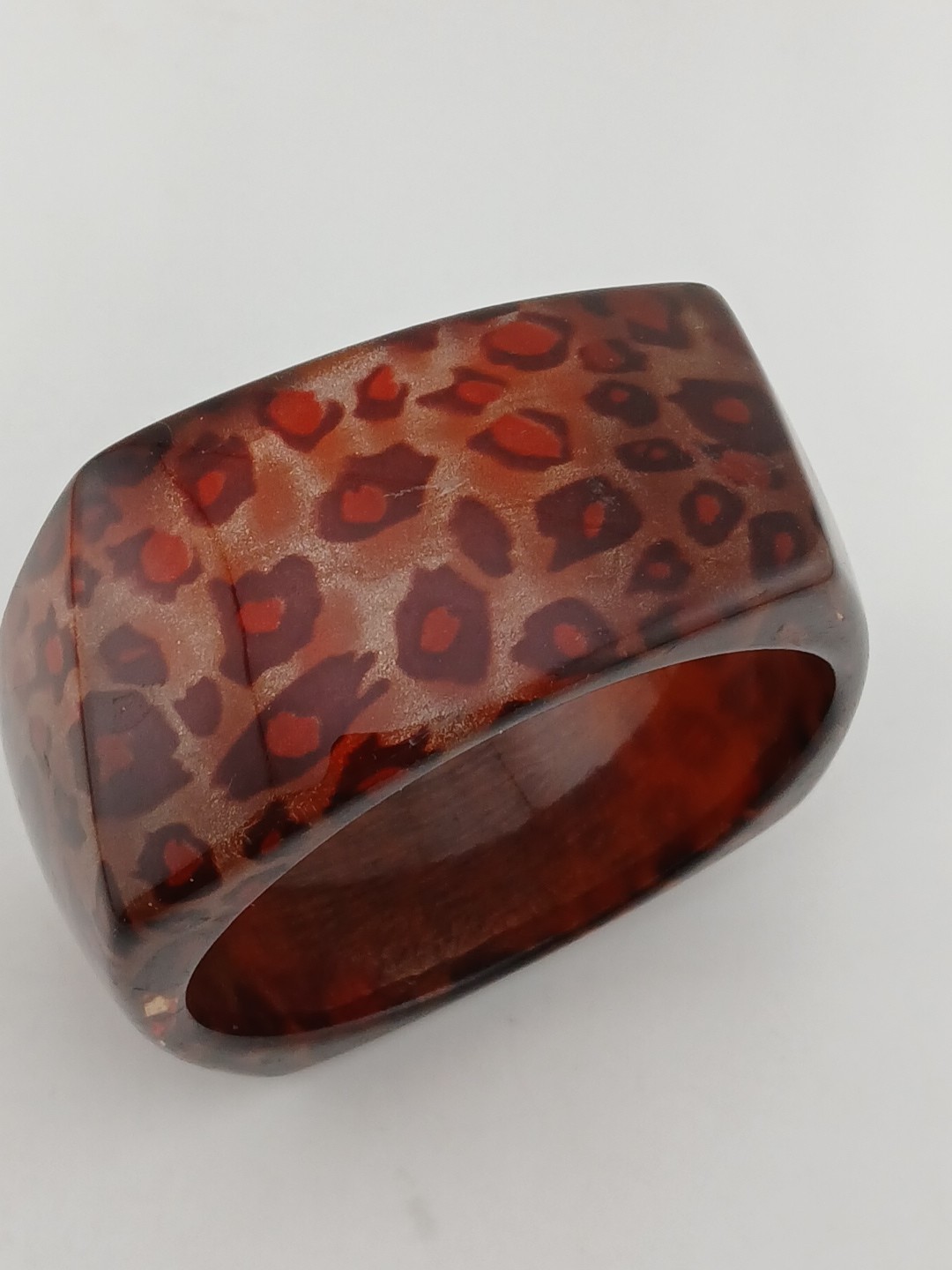 LUCITE GLITTERED leopard print faceted wide size 8.25 in vintage bangle bracelet