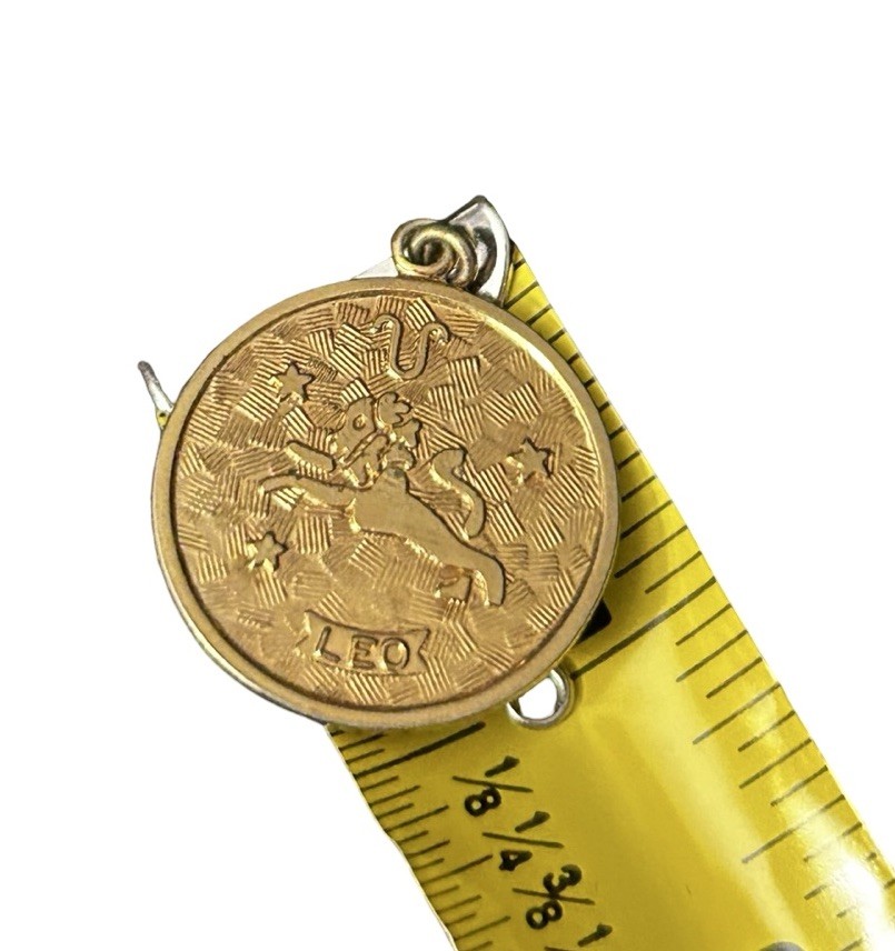VTG Leo Zodiac Pendant Sarah Coventry 1″ Gold Tone Textures Lion Cosmos Talisman