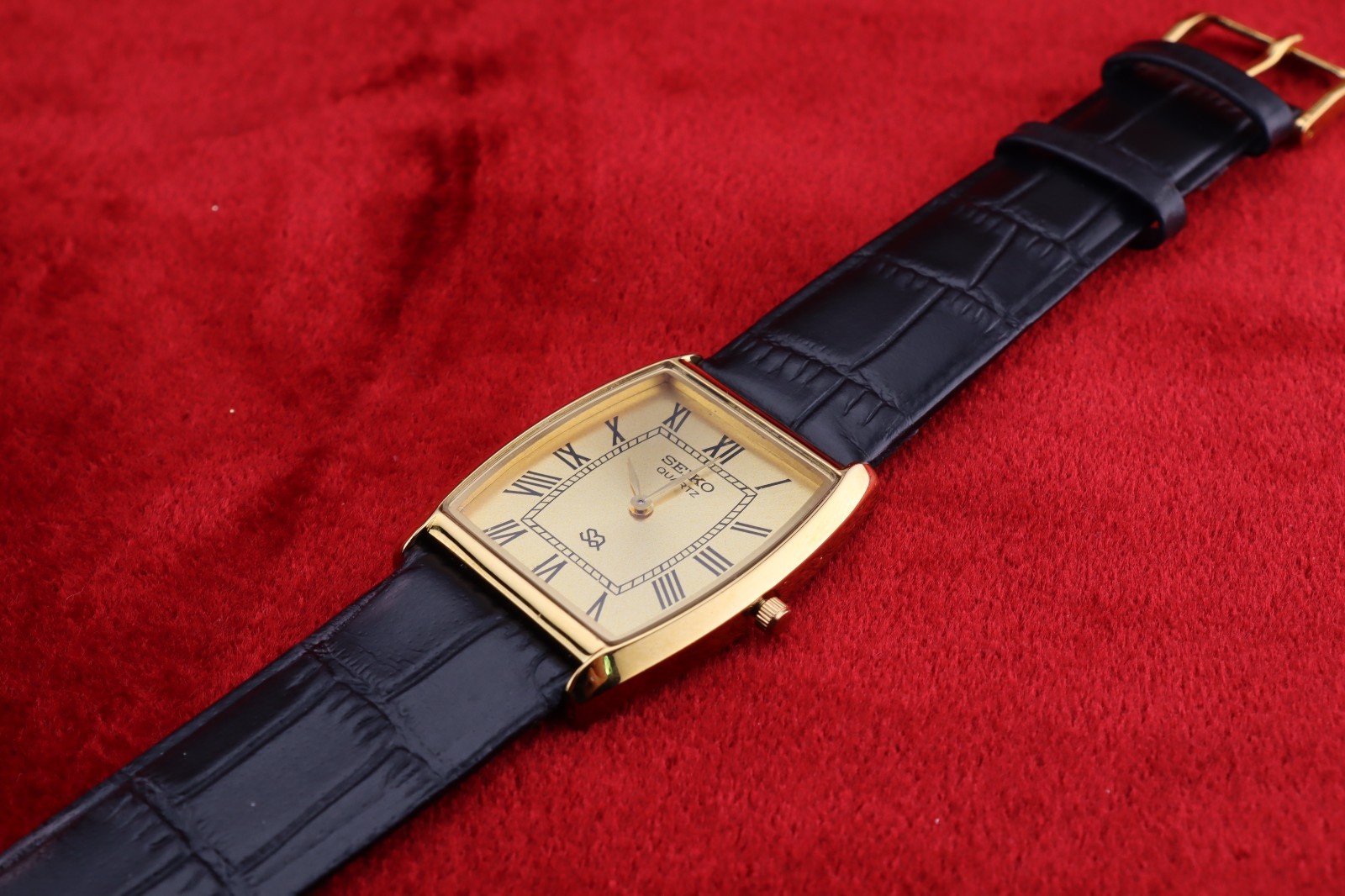 Vintage Men Seiko quartz Barrel-Tank Golden Dial ,Black leather Dress Watch