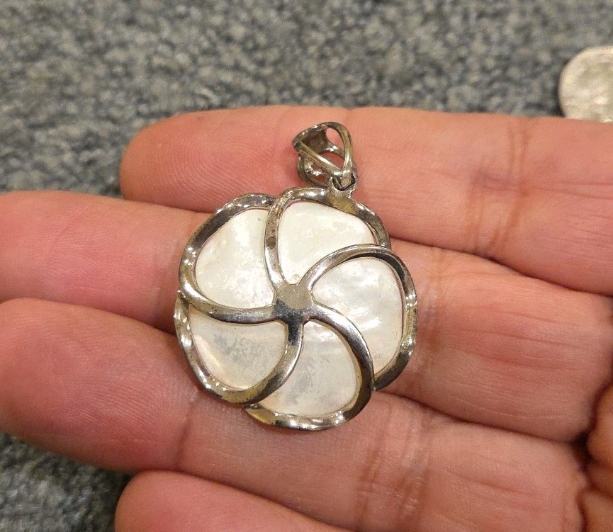 925 Sterling Silver Oyster Mother Of Pearl Shell Rose Flower Pendant 8.8 Grams