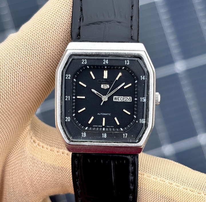 Vintage Seiko 5 Automatic Black Railway Dial Japan Made Unisex Watch 2906-5450.