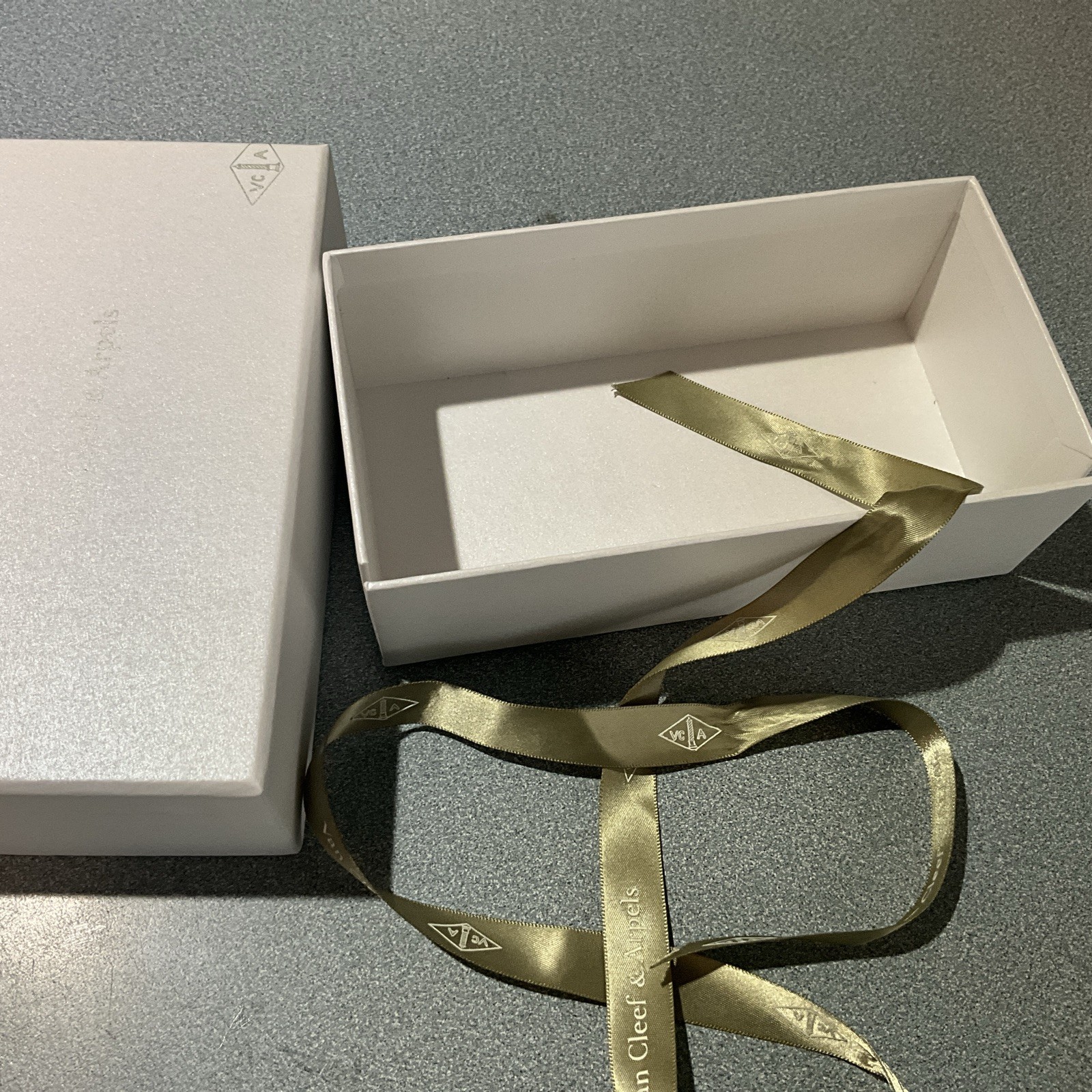 Van Cleef & Arpels EMPTY GIFT Box 6.75x 3.5×2.25 & Ribbon FREE SH