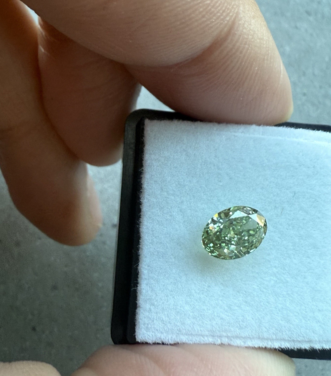 1.01ct Fancy Vivid Green Lab Grown Diamond Oval VVS2 IGI Certified Excellent