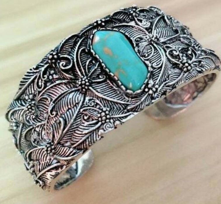 Turquoise Bracelet. Silver plated. 6.6cm (2.4 inches). Fashionable. Eyecatching