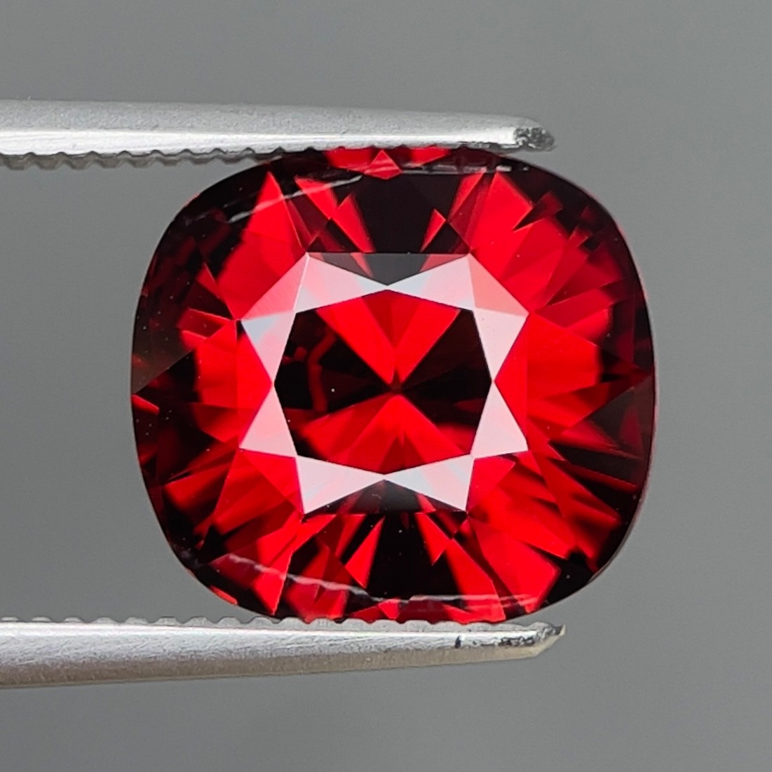 Natural Rhodolite 4.29 ct / Madagascar