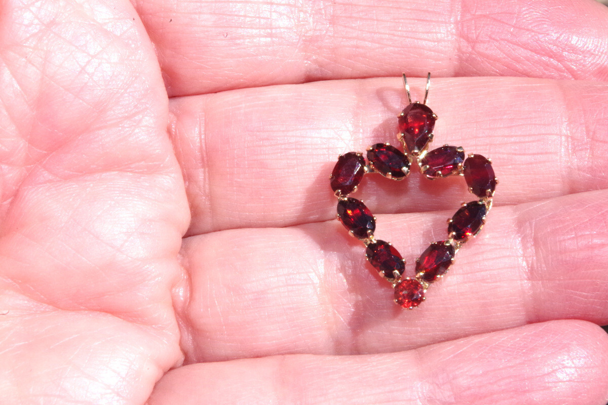 VINTAGE 10K GORGEOUS LARGE 26 MM OVAL MOSAMBIQUE GARNET FANCY HEART PENDENT