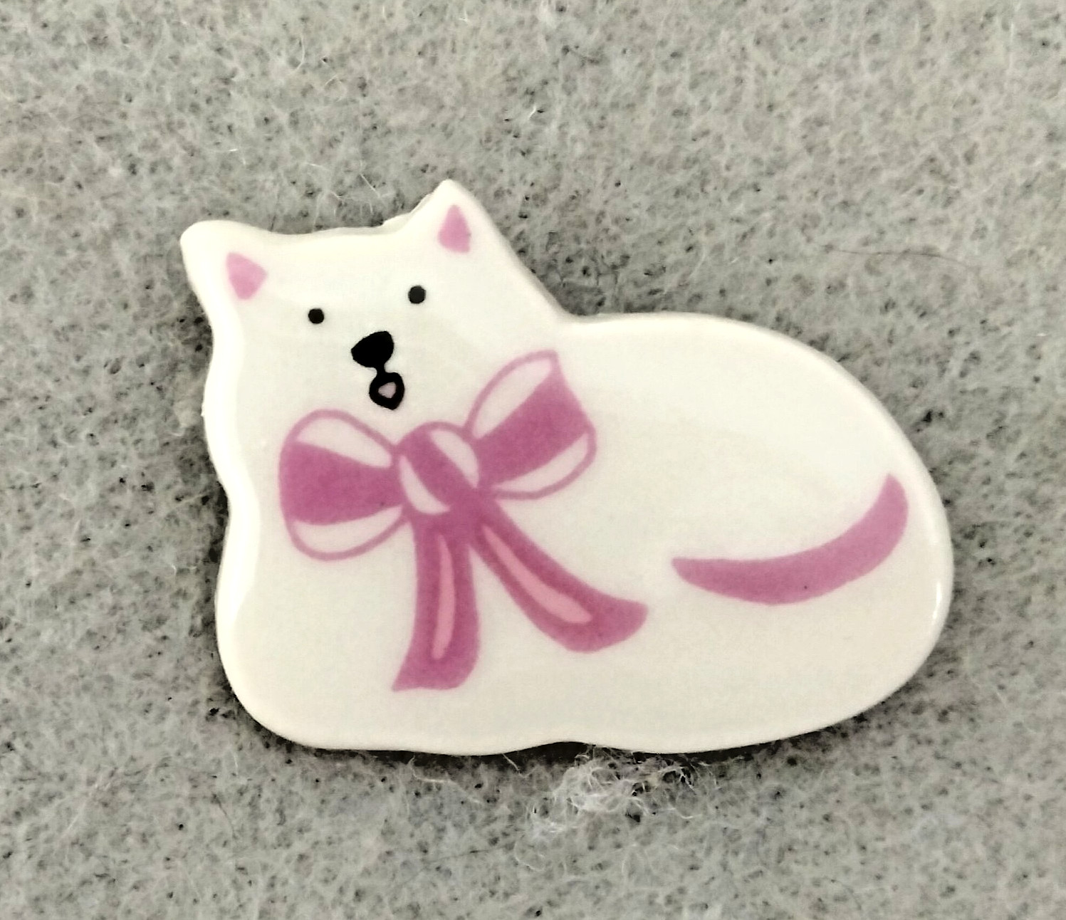 Handmade Ceramic Cat Brooch (167 – 2456)