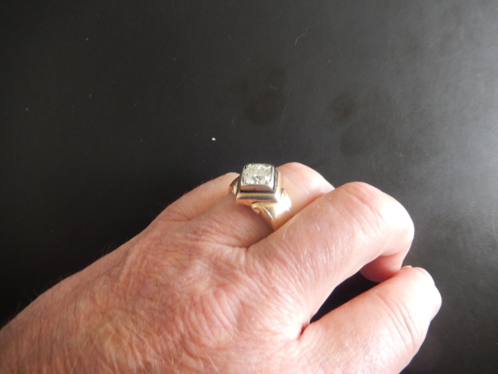 Men’s 10 karat gold diamond ring 2.13 (approximate) Total carat weight