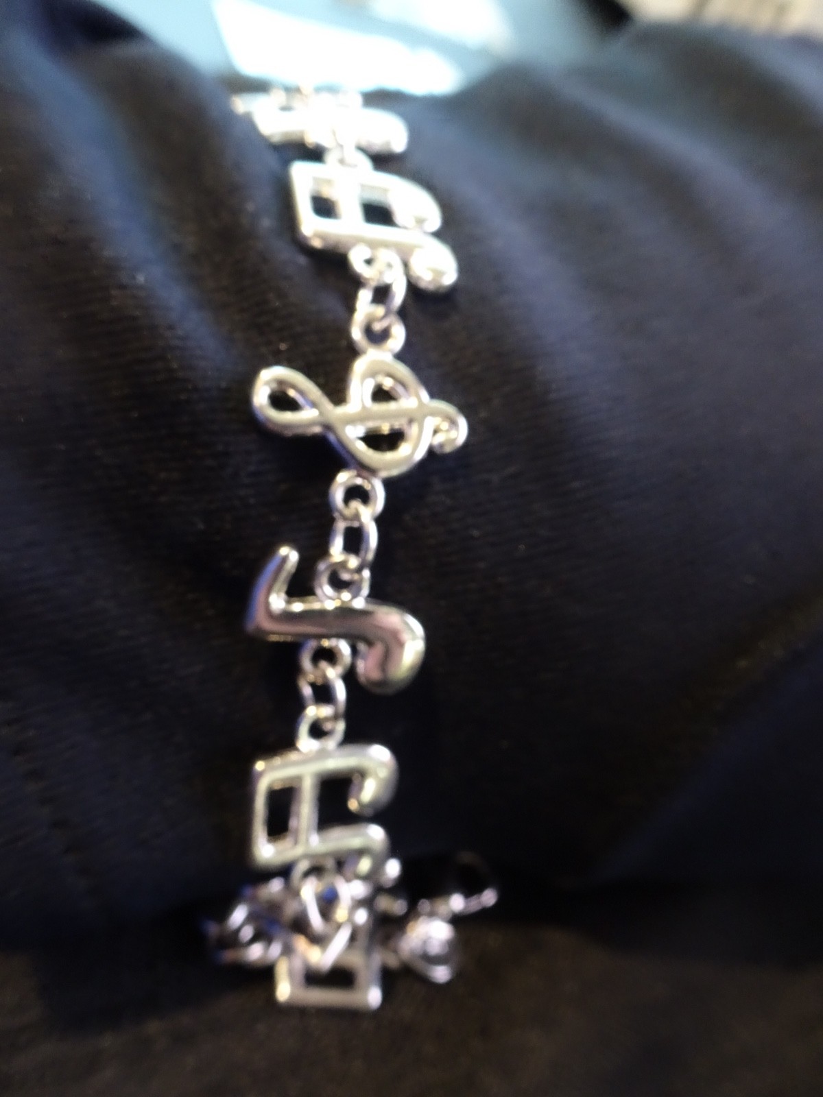 # 484–MUSICL NOTES STERLING SILVER CHARM BRACELET–925–VERY NICE