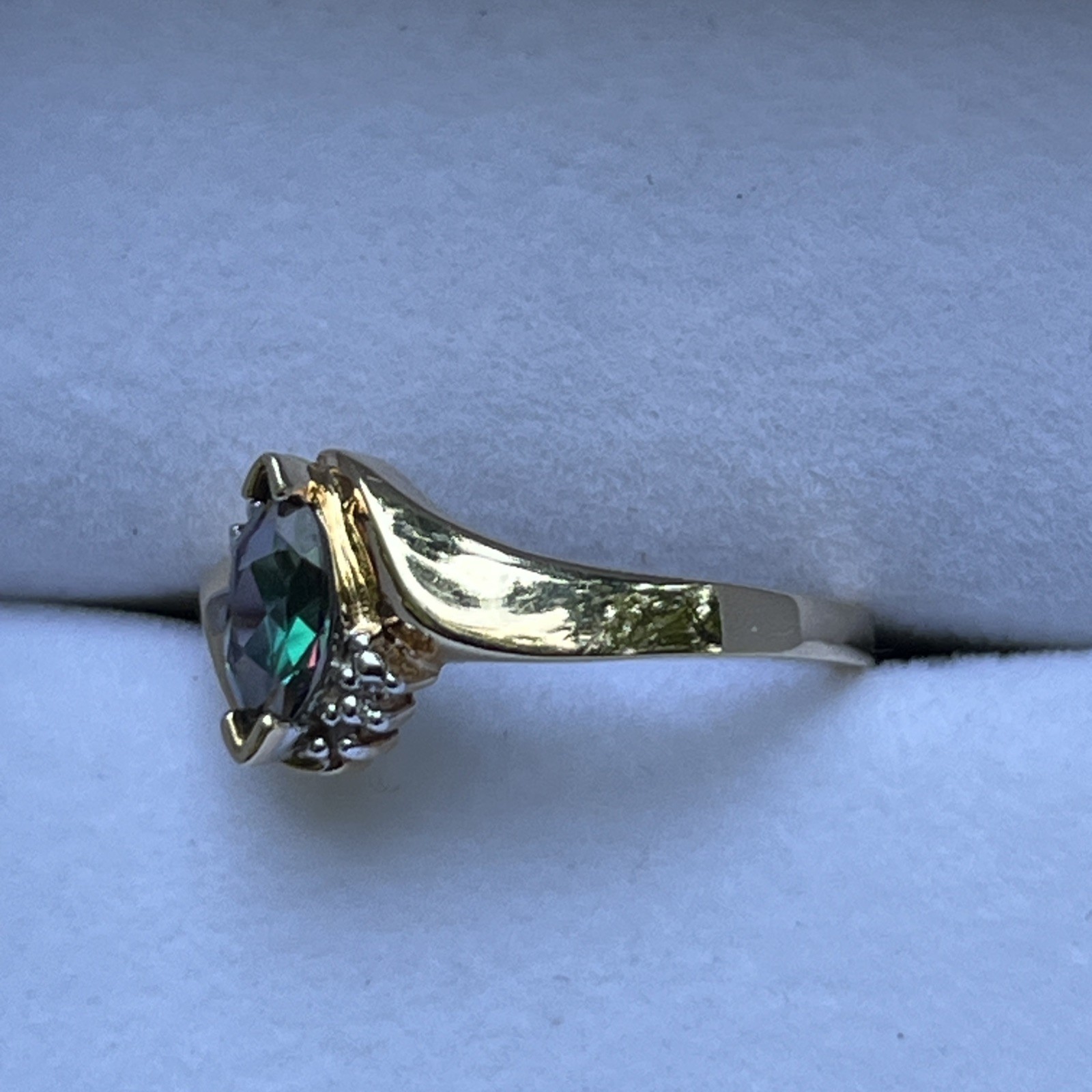 10k Solid Yellow Gold with Mystic Topaz Accent Ring Size 7; 2.4 grams, gorgeous