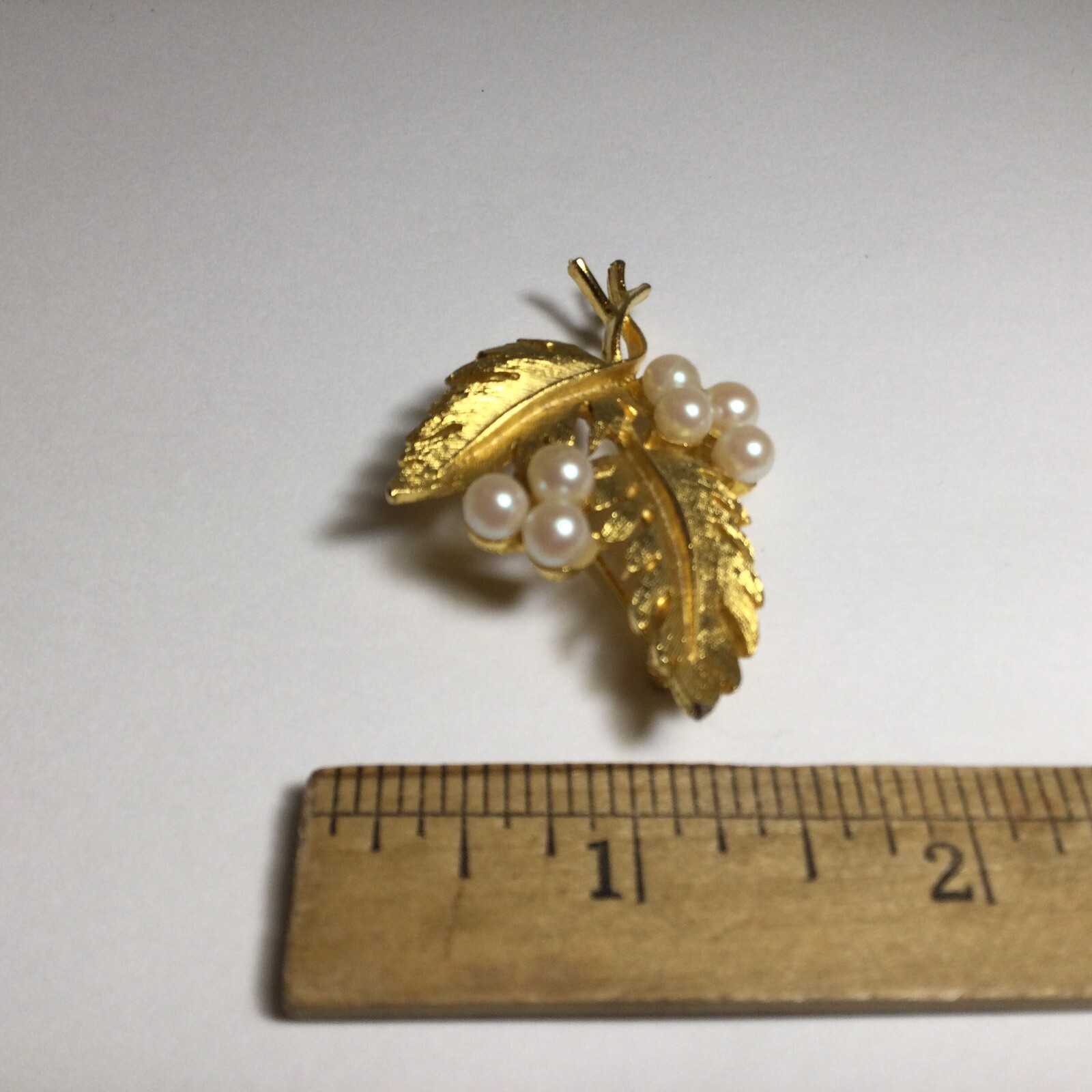 PRETTY SIGNED D.F.A. LEAFY FAUX PEARL CLUSTER BROOCH GOLDTONE