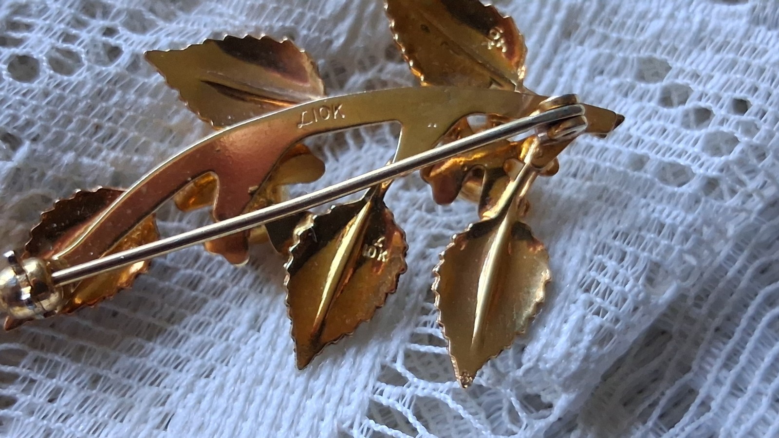 Vintage Black Hills 10k multi-color gold leafy pearl brooch